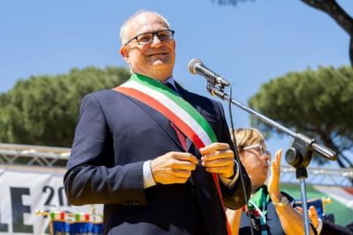 25 Aprile, Gualtieri contestato: "Il fascista sei tu! Stai vendendo Roma"