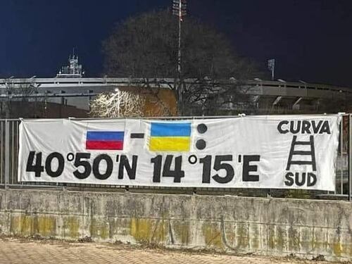 "Ecco le coordinate, bombardate Napoli". Lo striscione dei tifosi del Verona scatena un putiferio
