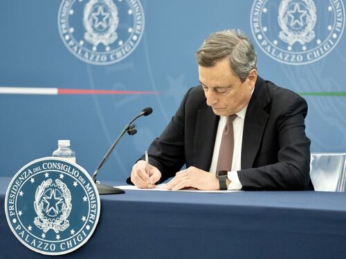 Governo avaro sugli assorbenti: da Mario Draghi solo una mancetta alle donne