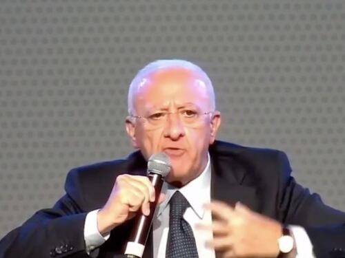 Vincenzo De Luca straccia il Ddl Zan. "Andate al diavolo", così gela il Pd