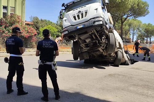 Roma, betoniera al lavoro cade in una seconda voragine nell'asfalto