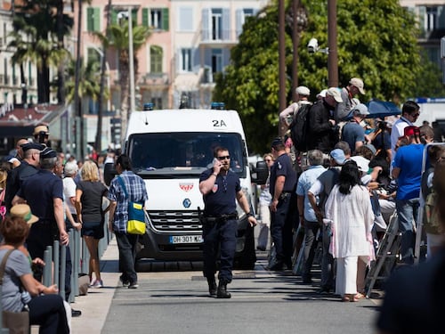 Allarme bomba a Cannes, teatro evacuato