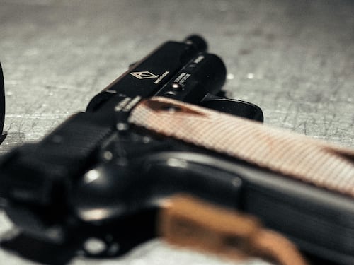 Bologna, i ladri provano a investirlo col muletto e lui spara: denunciato