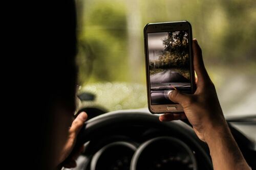 Cellulare alla guida, patente sospesa 15 giorni: le novità del codice della strada