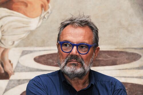 Oliviero Toscani travolto dalle offese no-vax sui social: “Malattia colpa dei vaccini”