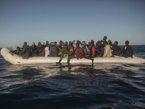 Migranti, la minaccia dell’Ong Ocean Viking: soluzioni per la nave o sbarcheremo 572 clandestini in Italia