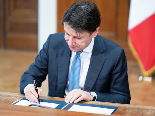 Il discorso di Conte al Paese: "Rimedieremo ai ritardi". Per i lavoratori 25,6 miliardi, bonus e meno tasse