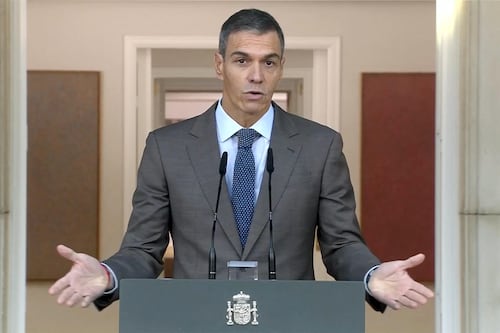 Pd ancora pazzo di Sanchez: “Non ha ceduto al ricatto”. La parabola dell’ultimo santino della sinistra