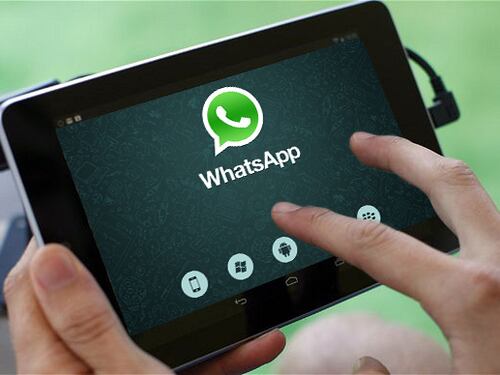Nuda su WhatsApp, chiedono soldi per non inviare le foto al marito: arrestati