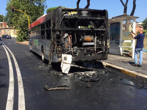 Fiamme a bordo del 301, bus brucia sulla Cassia