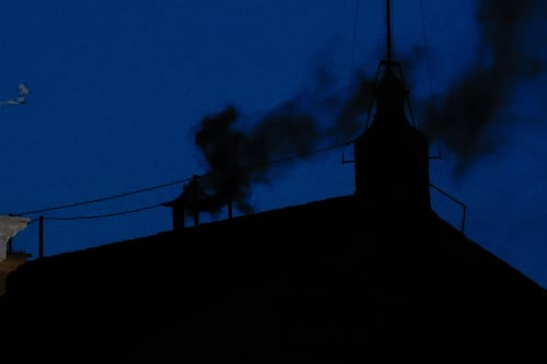 Conclave, la prima fumata è nera. I cardinali tornano al voto domani mattina