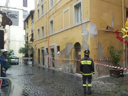 Crepe troppo profonde nei muri, sei famiglie evacuate da un palazzo a Civitavecchia