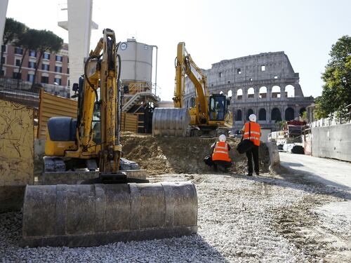 Roma, ancora ritardi per la Metro C a Colosseo: niente Giubileo, slitta tutto