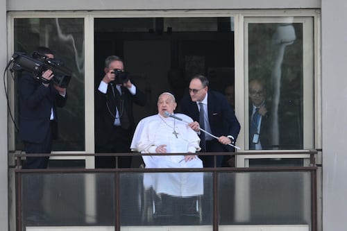 Papa Francesco si mostra di nuovo: "Grazie a tutti per le preghiere". Fedeli commossi, applausi al Gemelli