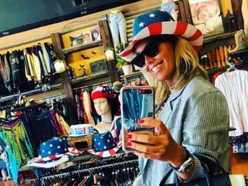 Lusso e shopping, tutti contro Sonia Bruganelli. La moglie di Bonolis scatena l'invidia social