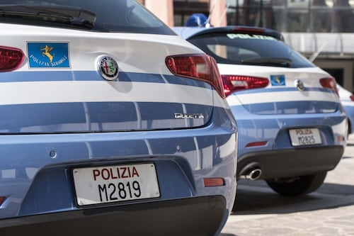 Giallo in strada a Salerno, 20enne accoltellata alle spalle in centro