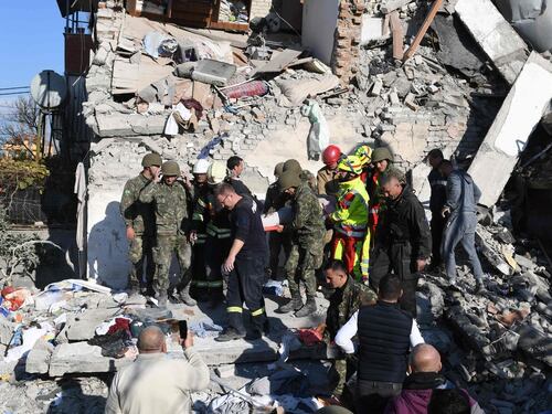 Morti, crolli e paura: le immagini dell'Albania devastata dal terremoto