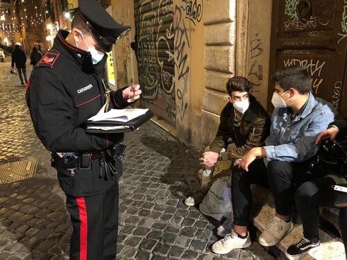 Festa clandestina, 15 giovani multati