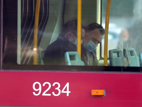 Ffp2, obbligo sui mezzi pubblici. Ma è impossibile controllare