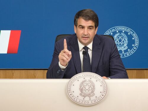 Fitto respinge le critiche della sinistra: “Fake news, sul Pnrr nessun ritardo”