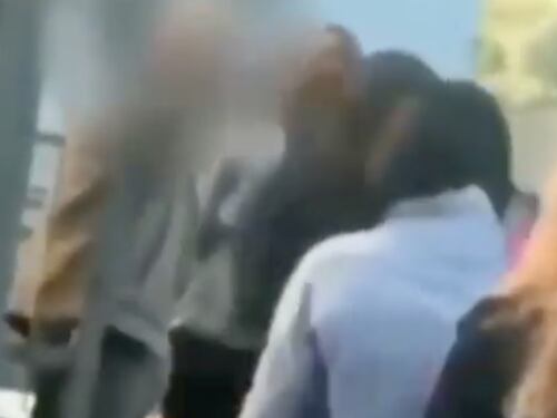 Febbre misurata a scuola con la mano in fronte. Saluti alla Azzolina
