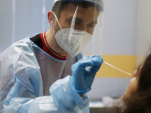 Covid, Omicron 5 fa impennare i casi. E a settembre si riparte: vaccino bivalente agli over 50