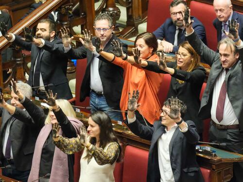 Sceneggiata di Verdi e Sinistra alla Camera: mani dipinte di nero contro le trivelle