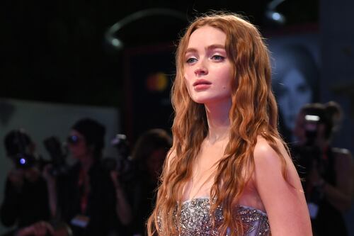 Sadie Sink, il look stravolge Venezia 2022: la scollatura più incredibile del red carpet