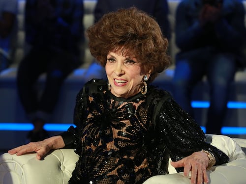 Gina Lollobrigida dimessa dall'ospedale dopo l'intervento chirurgico al femore