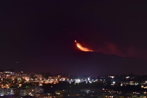 Etna tra esplosioni e scosse: il vulcano si risveglia