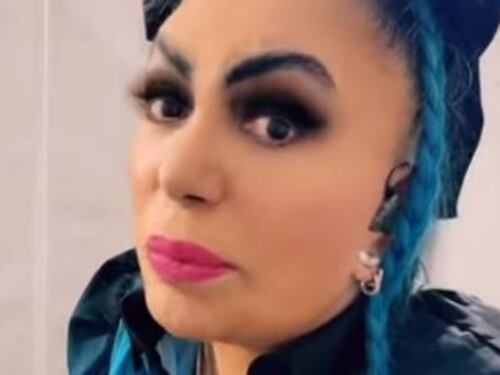 Loredana Bertè in lotta con le zanzare in camerino