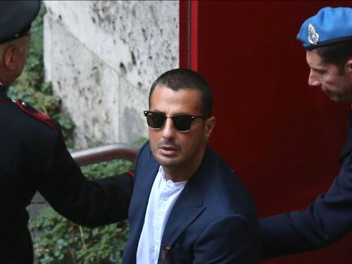 Nuovo show di Fabrizio Corona in tribunale: è Natale mi lasci uscire di galera