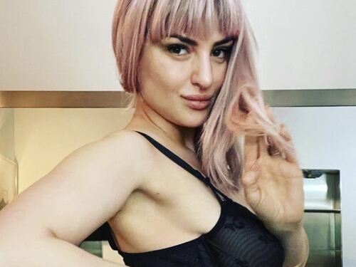 Arisa non si tiene più, il raptus erotico: "Ecco uno scorcio delle mie chiappe"