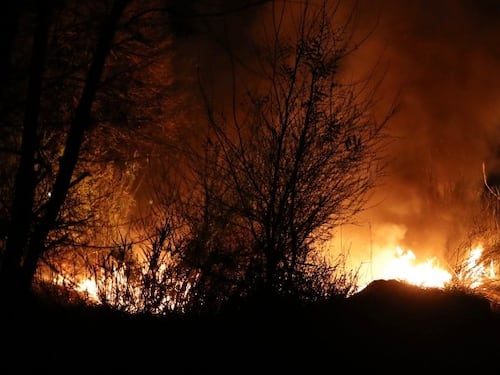 Brucia il campo nomadi a Monti Tiburtini. La paura dei residenti: "L'avevamo detto"