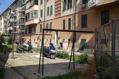 Quarticciolo, pusher scatenati: volante accerchiata per far fuggire il "collega"