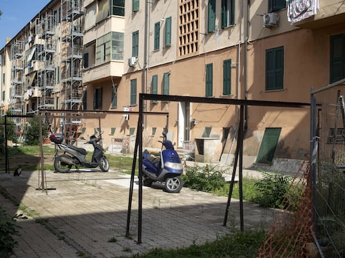 Quarticciolo, pusher scatenati: volante accerchiata per far fuggire il "collega"