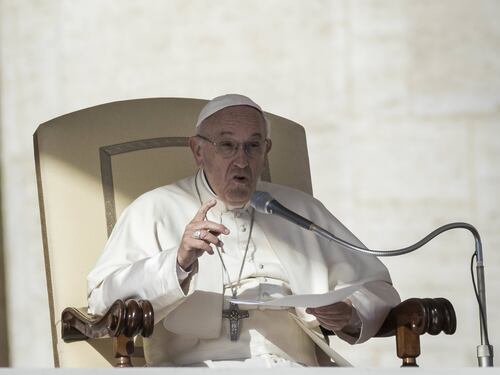 Papa Francesco: cremazione sì, dispersione delle ceneri no