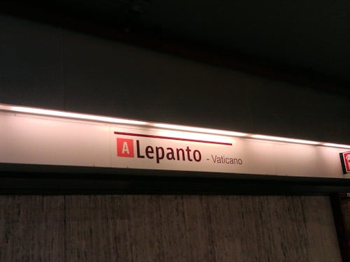 Metro Lepanto, fermata donna armata di pistola scacciacani