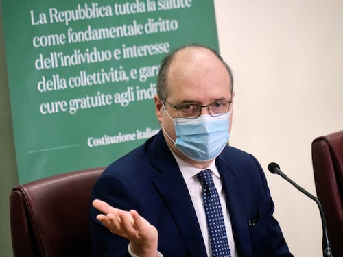 Una dose di vaccino ogni sei mesi e riduzione del green pass: l’Aifa gela tutti sul Covid
