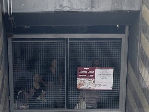 Roma, passeggeri chiusi nella stazione metro Cornelia. Atac: “Caccia ai responsabili”