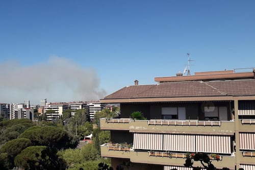 Rogo al campo rom, enorme nube tossica copre Roma Sud. I residenti: "Ci avvelenano"