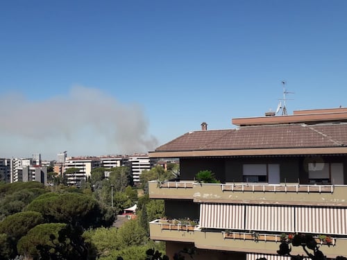 Rogo al campo rom, enorme nube tossica copre Roma Sud. I residenti: "Ci avvelenano"