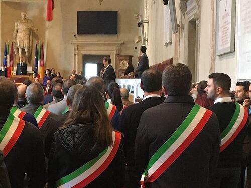 I sindaci fanno le barricate in Campidoglio. L'immondizia di Roma non la vogliono