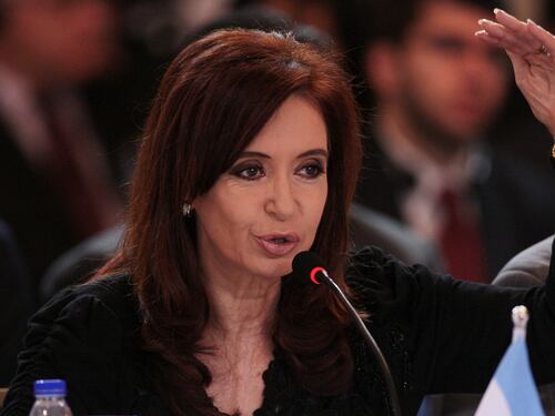 L'argentina Kirchner insulta tutti gli italiani: "Sono mafiosi per genetica". Scoppia la bufera