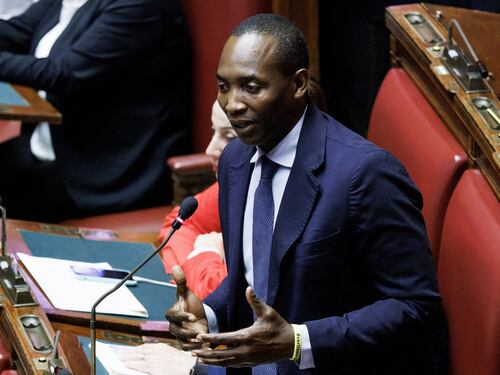 Soumahoro è tornato, cosa propone sui migranti. FdI lo fulmina: "Esilarante"