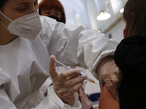 Covid, studio choc del Gemelli: i vaccini possono riacutizzare la fibrosi polmonare