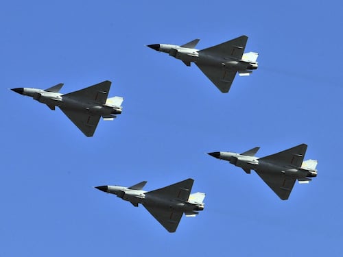 Taiwan, tensione intorno all'isola: la Cina schiera 42 aerei e 8 navi da guerra