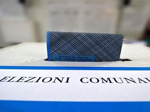 Si vota per le amministrative, alle 12 affluenza in calo al 17%