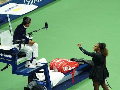 L'arbitro la sanziona e Serena Williams perde la testa. Scoppia la polemica
