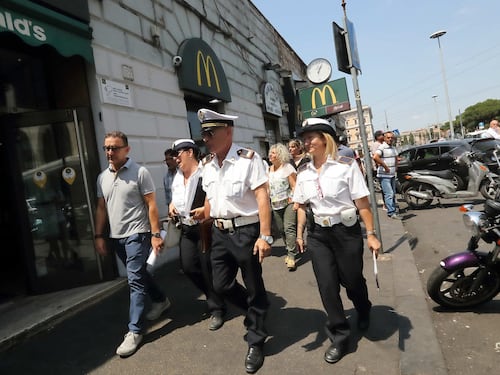 Blitz della municipale a Termini, controlli a tappeto